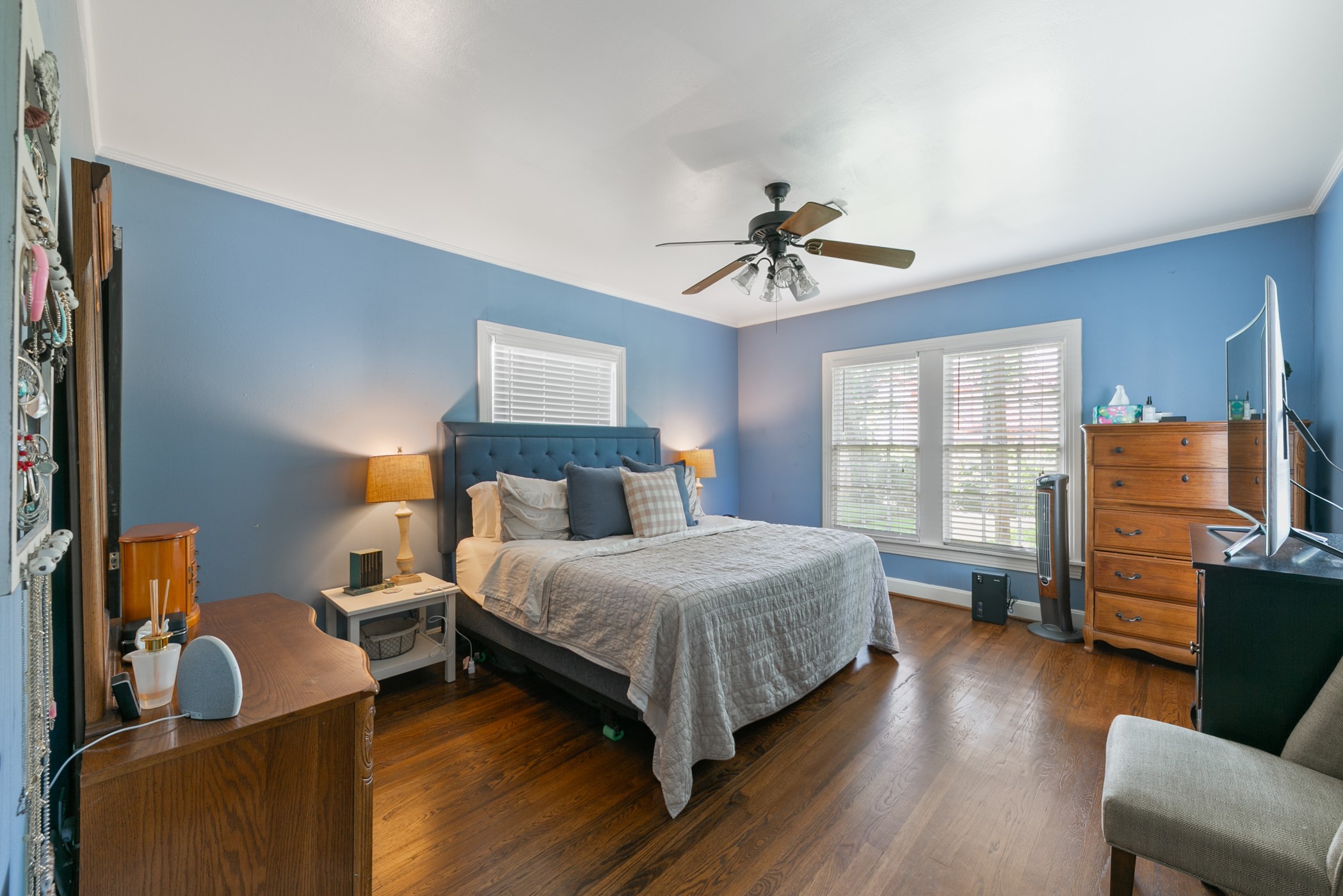 503 West 33rd Street Houston, TX 77018 - Photo 19 of 34 Such a lovely place to relax with all of the natural light and the beautiful hardwood floors.