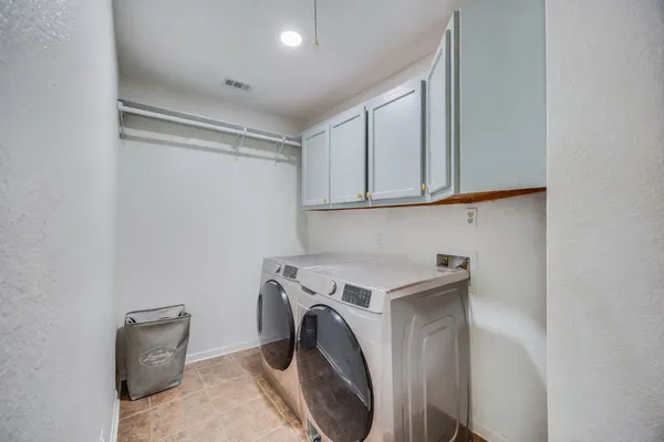 $499,000 | 137 West Oak Drive, Cedar Creek, TX 78612