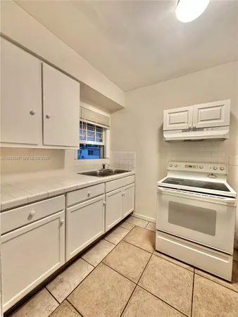 $1,800 | 430 76th Street, Unit 4, Miami Beach, FL 33141