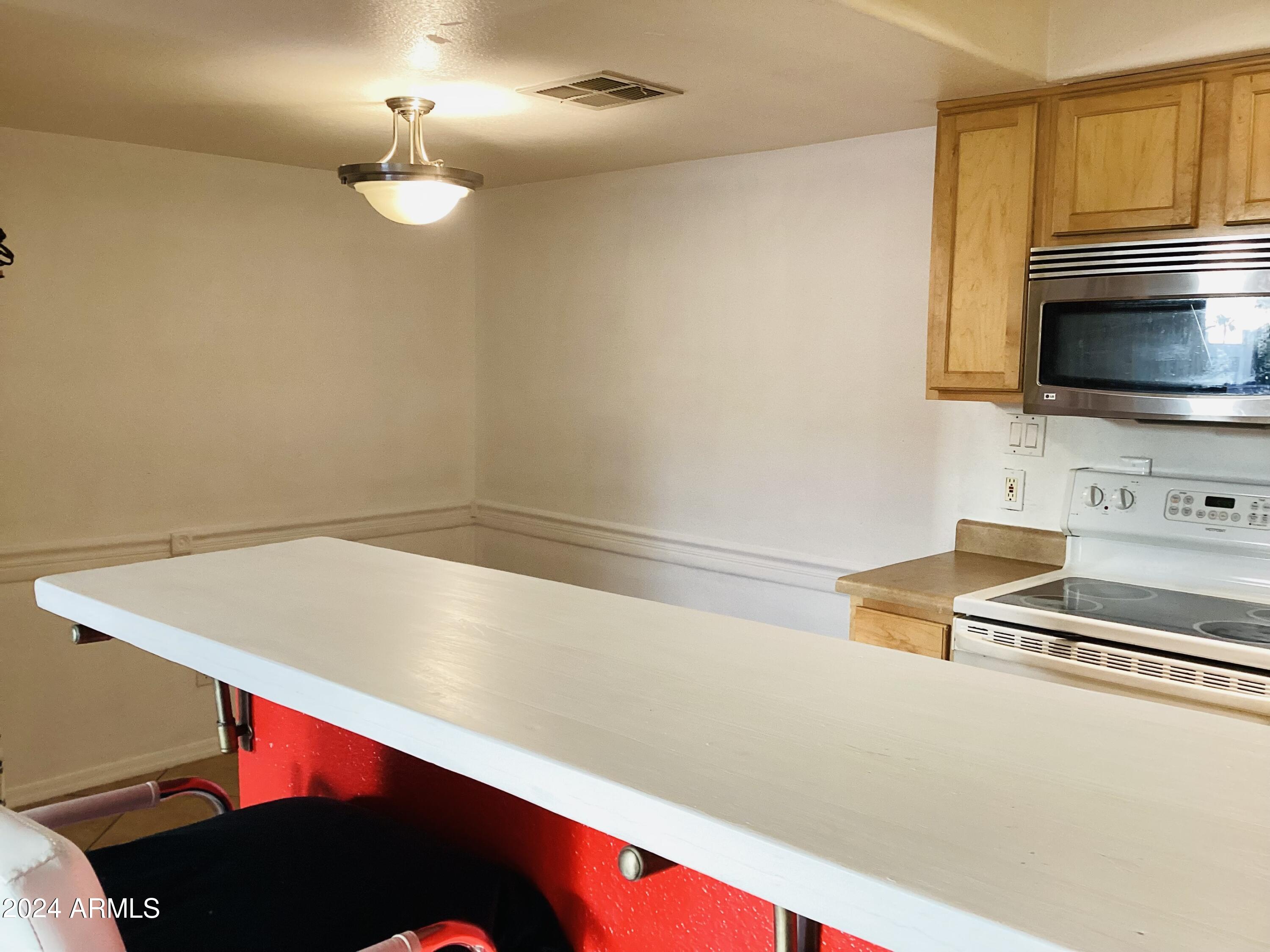 2121 West Royal Palm Road, Unit 1045 Phoenix, AZ 85021 - Photo 4 of 18 IMG_0136
