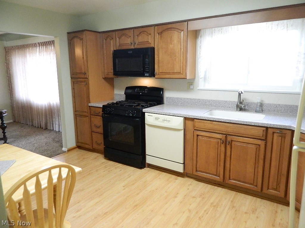 34505 Pettibone Road Solon, OH 44139 - Photo 8 of 32 What a Great Kitchen!