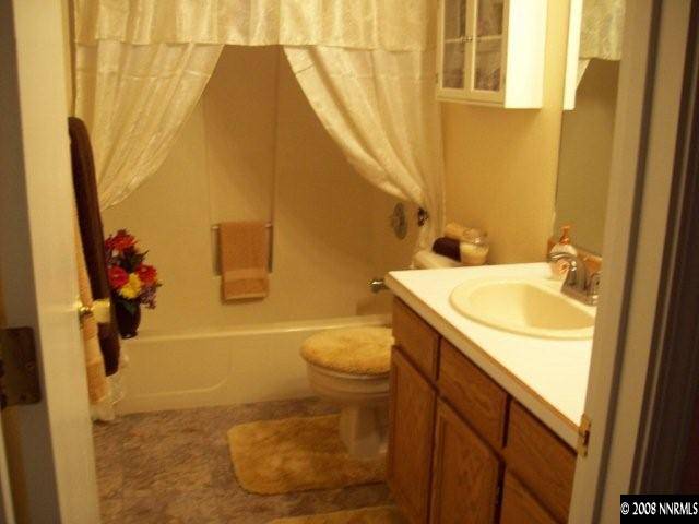 4075 Alcorn Road Fallon, NV 89406 - Photo 6 of 9 a bathroom with a sink toilet and shower