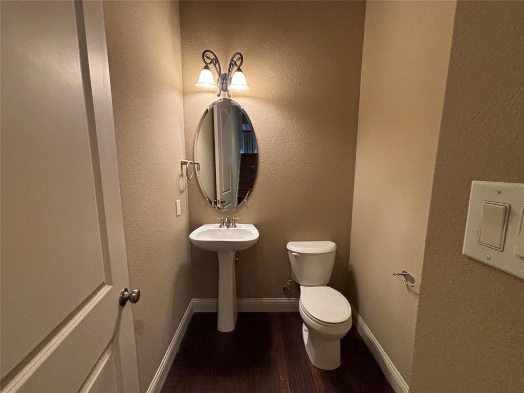 5748 Robbie Road Plano, TX 75024 - Photo 10 of 32 Guest Bath on 2nd floor