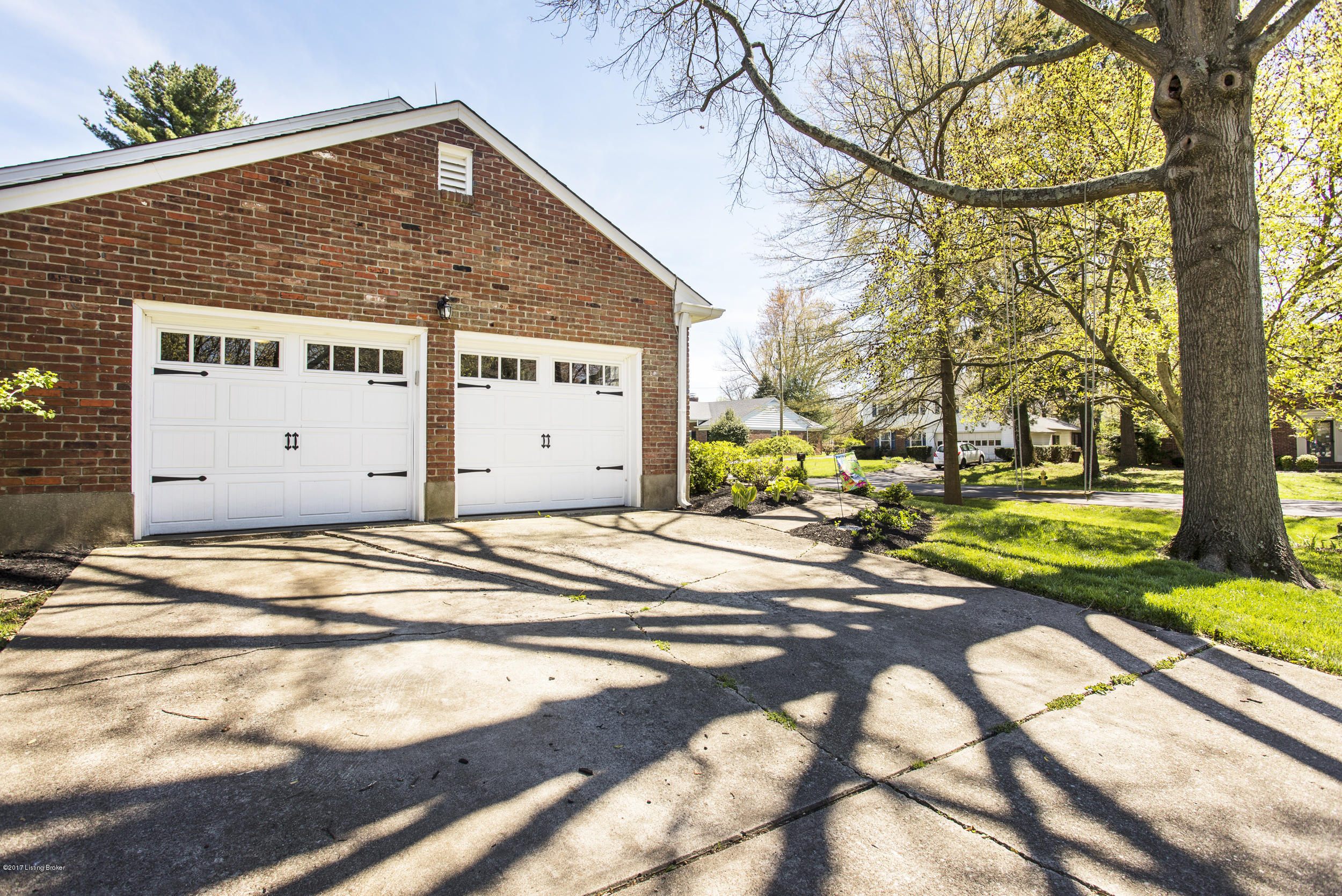 8205 Old Gate Road Louisville, KY 40241 - Photo 4 of 42 6-garage