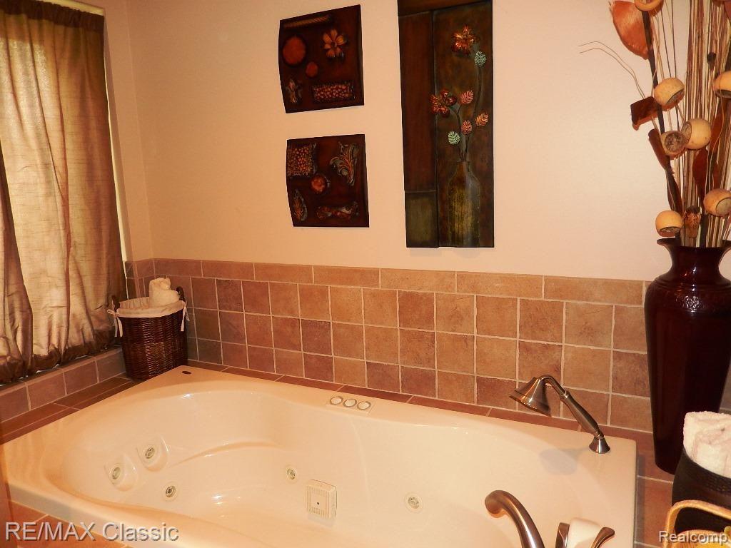 36722 Valley Ridge Drive Farmington Hills, MI 48331 - Photo 20 of 33