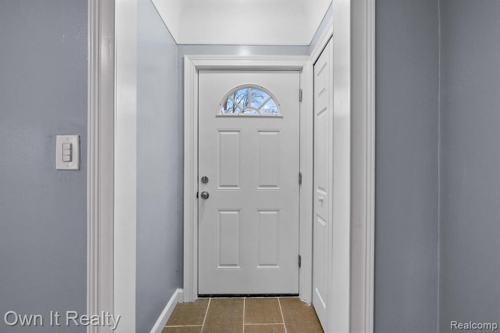 7335 Maple Street Dearborn, MI 48126 - Photo 8 of 34
