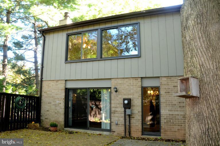 1723 Ivy Oak Square Reston, VA 20190 - Photo 13 of 28 Exterior (Rear)