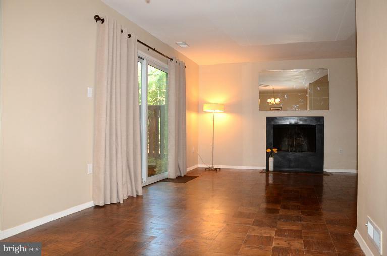 1723 Ivy Oak Square Reston, VA 20190 - Photo 16 of 28 Living Room