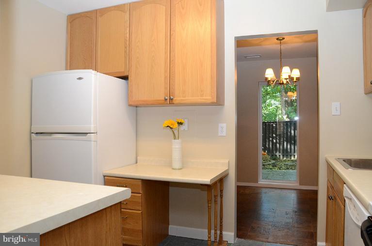 1723 Ivy Oak Square Reston, VA 20190 - Photo 22 of 28 Kitchen