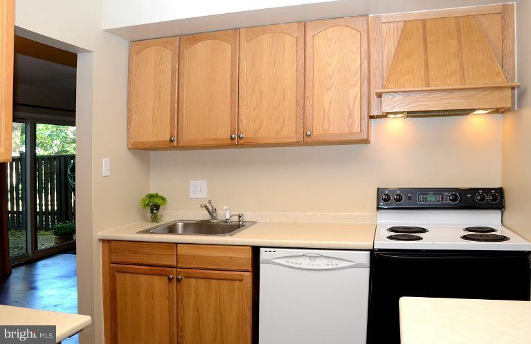 1723 Ivy Oak Square Reston, VA 20190 - Photo 5 of 28 Kitchen