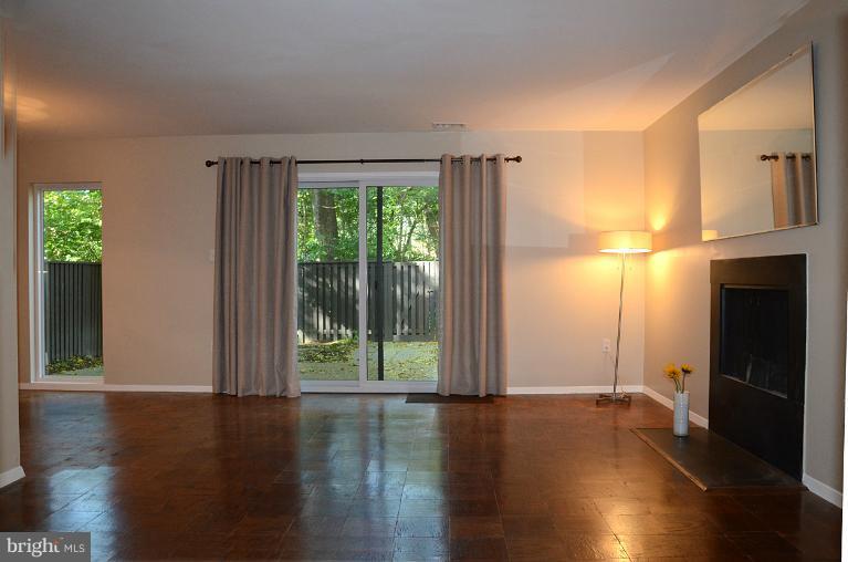 1723 Ivy Oak Square Reston, VA 20190 - Photo 7 of 28 Living Room