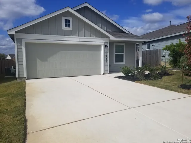 $1,575 | 11327 Babcock Crossing, San Antonio, TX 78249