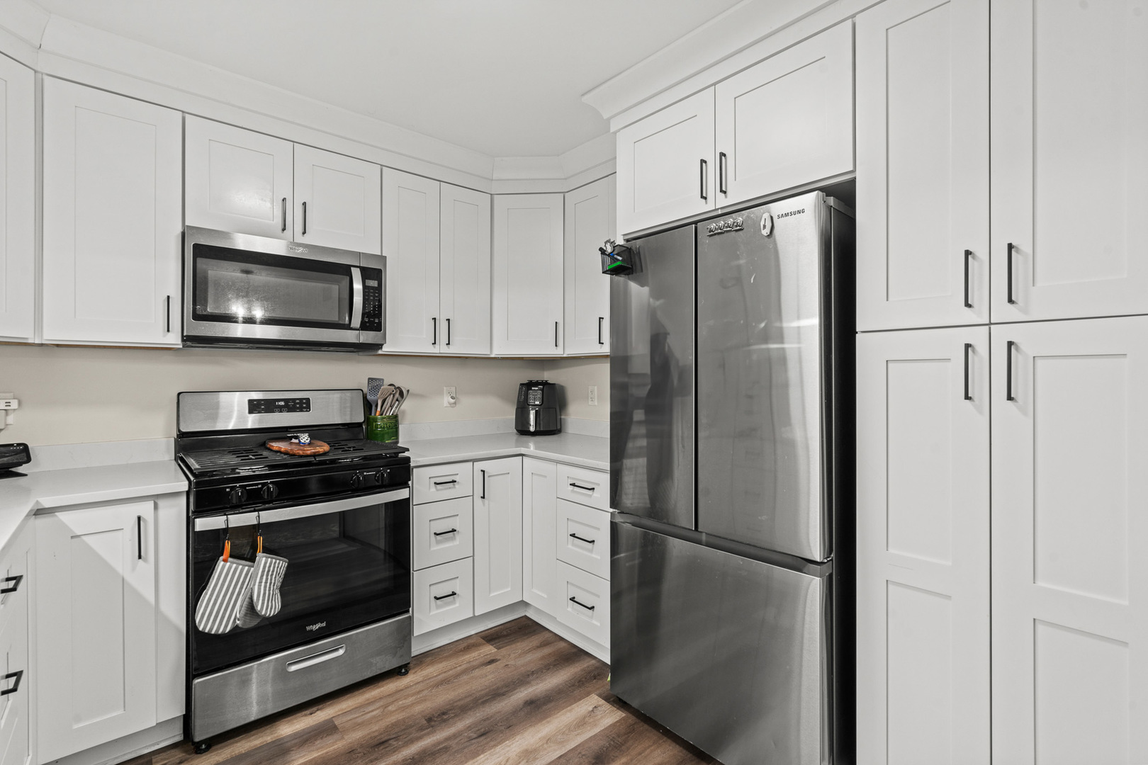 1598 Elder Drive Aurora, IL 60506 - Photo 9 of 22 a kitchen with a refrigerator stove and microwave