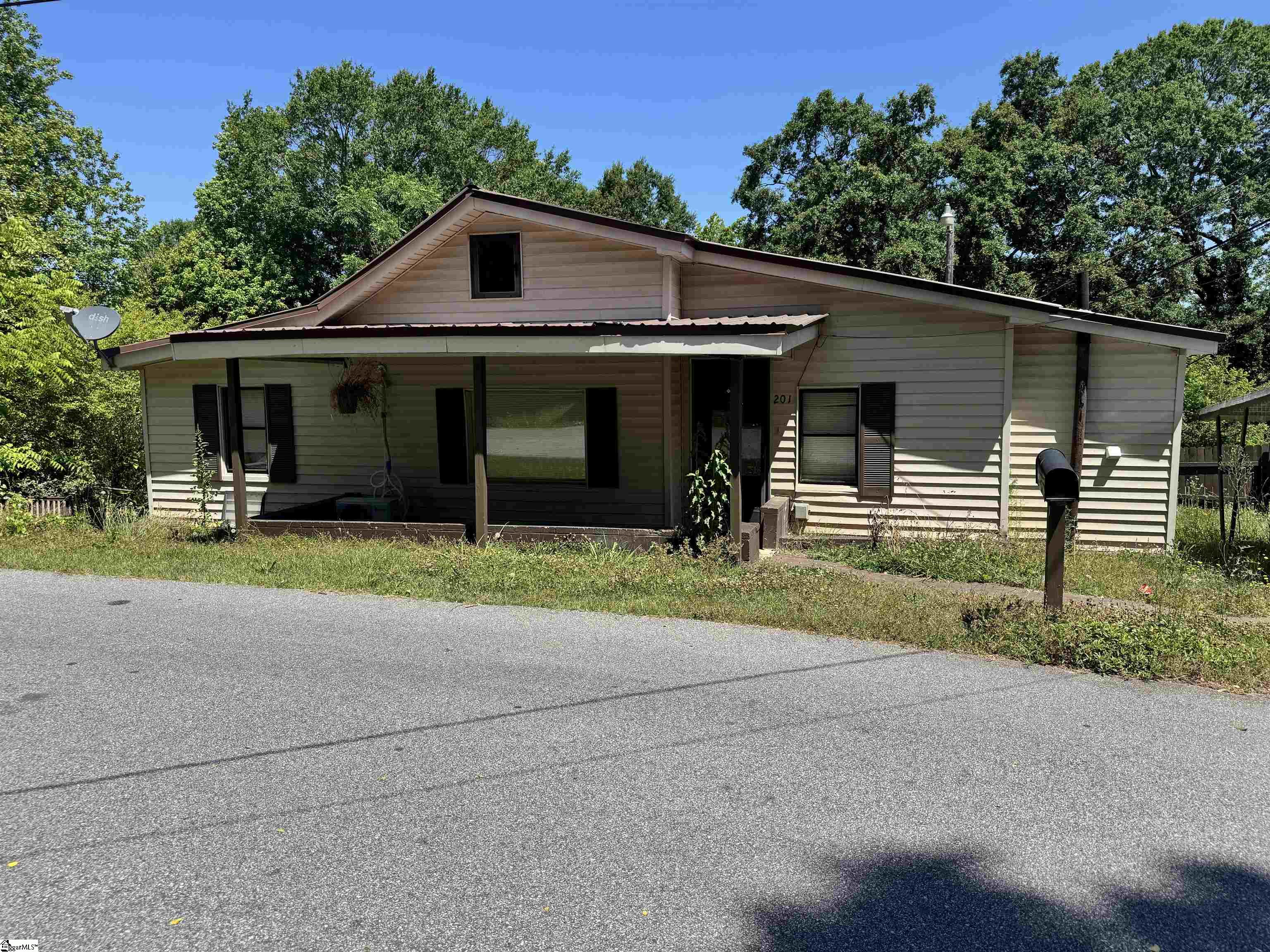 201 Hunters Court Laurens, SC 29360 - Photo 1 of 13