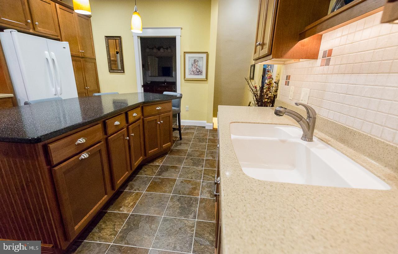1043 Washington Street Reading, PA 19601 - Photo 14 of 40 a spacious bathroom with a tub sink and mirror