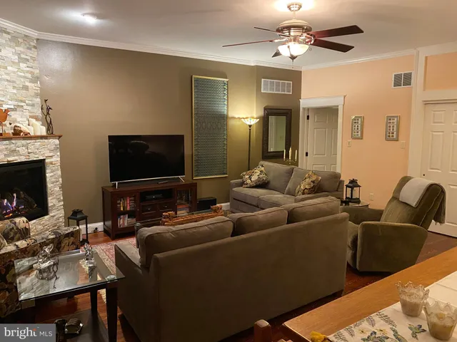 $1,995 | 1043 Washington Street, Reading, PA 19601