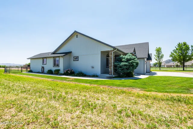 a view of a house with backyard and garden