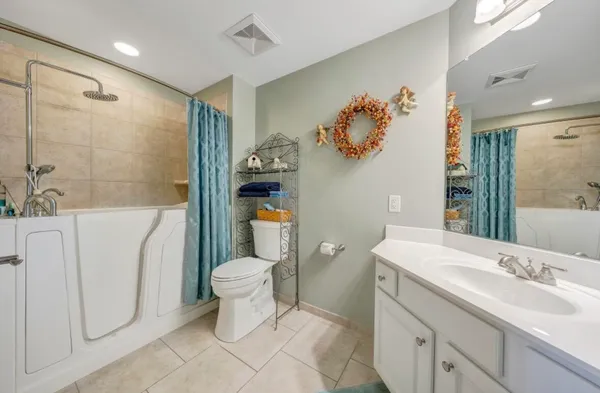 $895,000 | 100 Bridgewater Pointe Place, Unit 403, Moneta, VA 24121