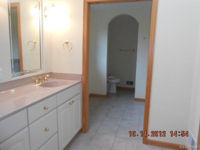 430 Golfview Way Monroe, MI 48162 - Photo 11 of 15 430 Golfview Way master bath.JPG