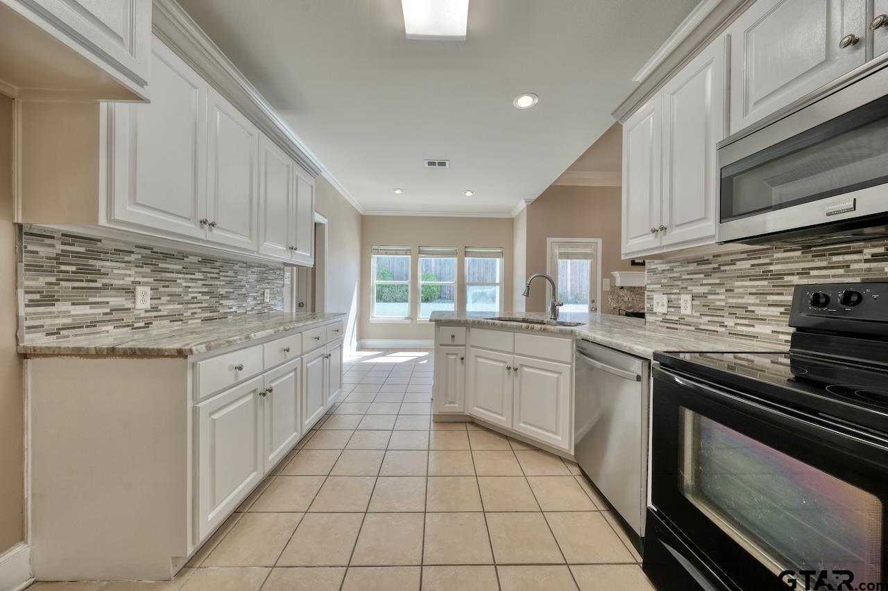 812 Rugby Lane Whitehouse, TX 75791 - Photo 12 of 43 Gallery Image 12