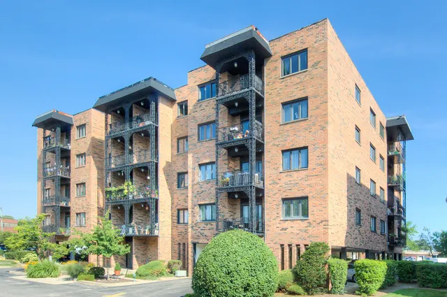 $374,900 | 9396 Landings Lane, Unit 307, Des Plaines, IL 60016