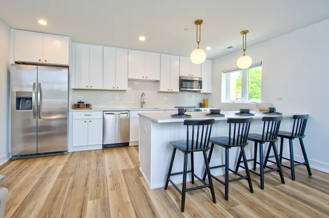 $374,900 | 9396 Landings Lane, Unit 307, Des Plaines, IL 60016