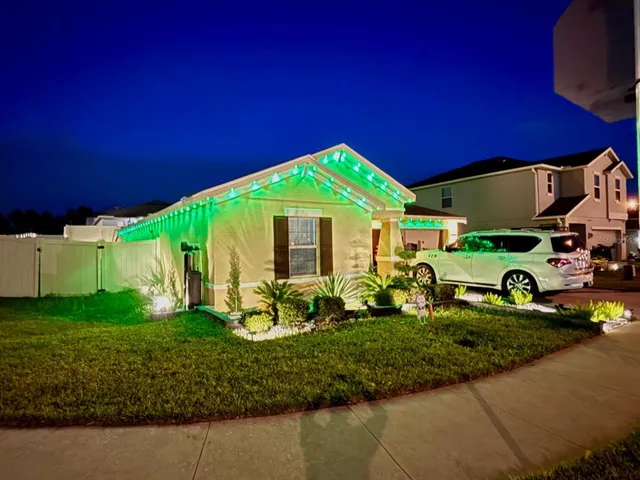 a view of a house with backyard