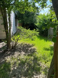 a view of a backyard of the house