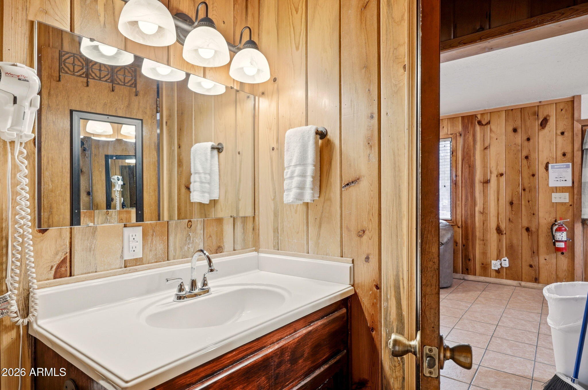 41 Main Street Greer, AZ 85927 - Photo 18 of 30 a bathroom with a sink and a mirror with bathtub