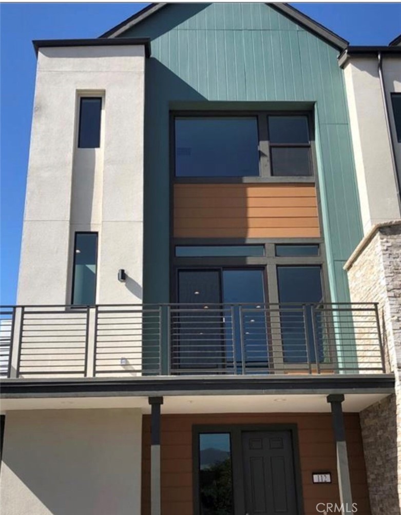 Beautiful end unit with mountain views