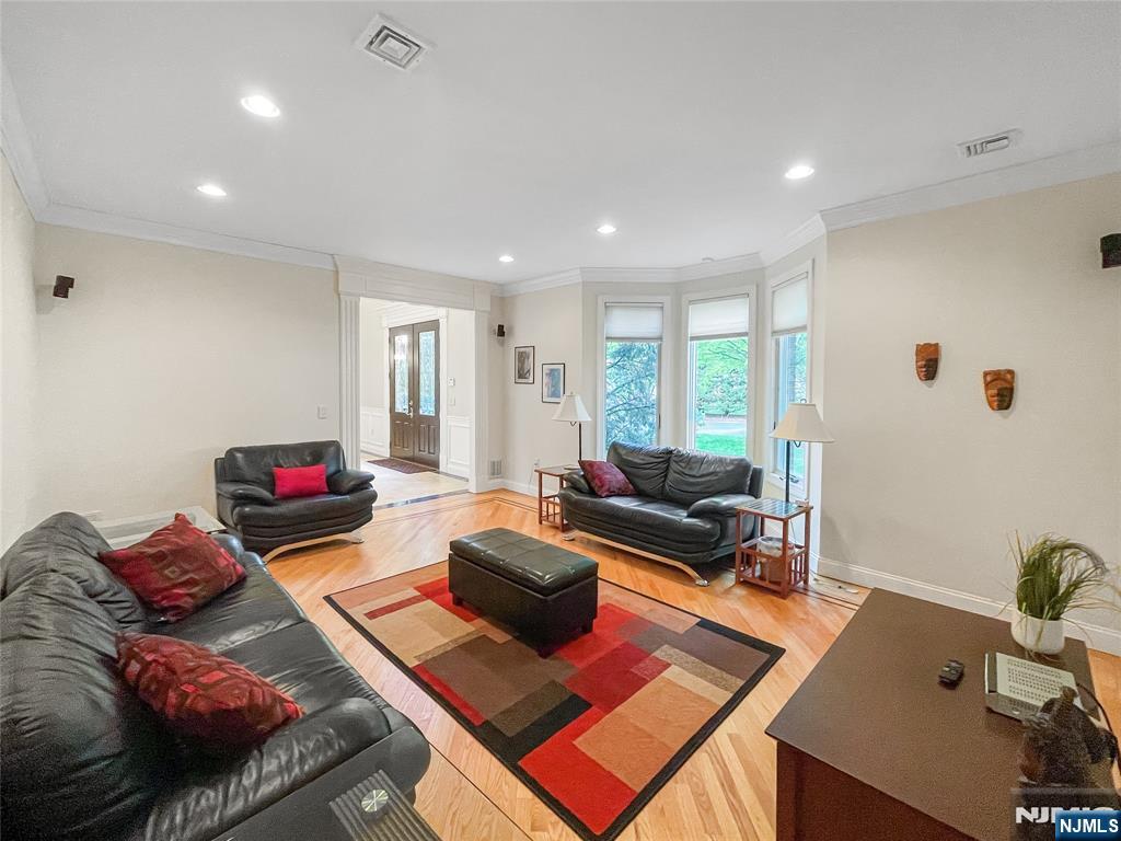445 Nevada Street Paramus, NJ 07652 - Photo 9 of 50