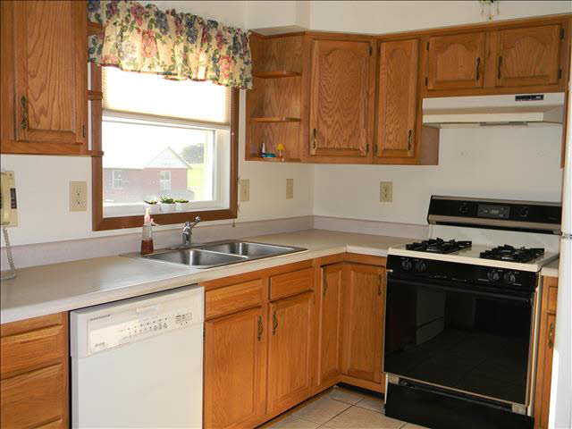 8455 Chinavare Road Newport, MI 48166 - Photo 5 of 12 20367869-4.JPG