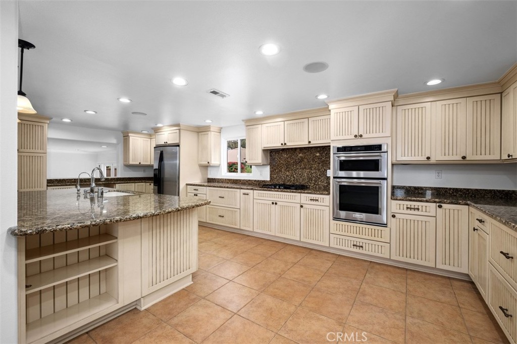 24422 Vía Del Rio Lake Forest, CA 92630 - Photo 12 of 41