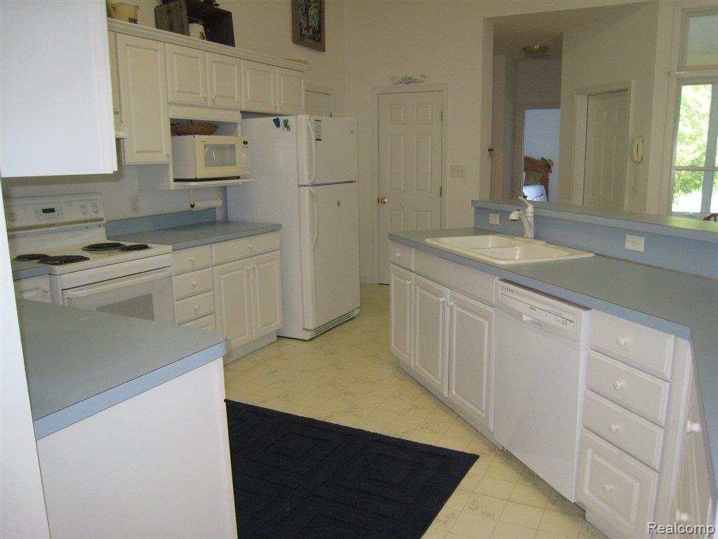 20559 Meridian Road Grosse Ile, MI 48138 - Photo 7 of 17 Neutral Kitchen