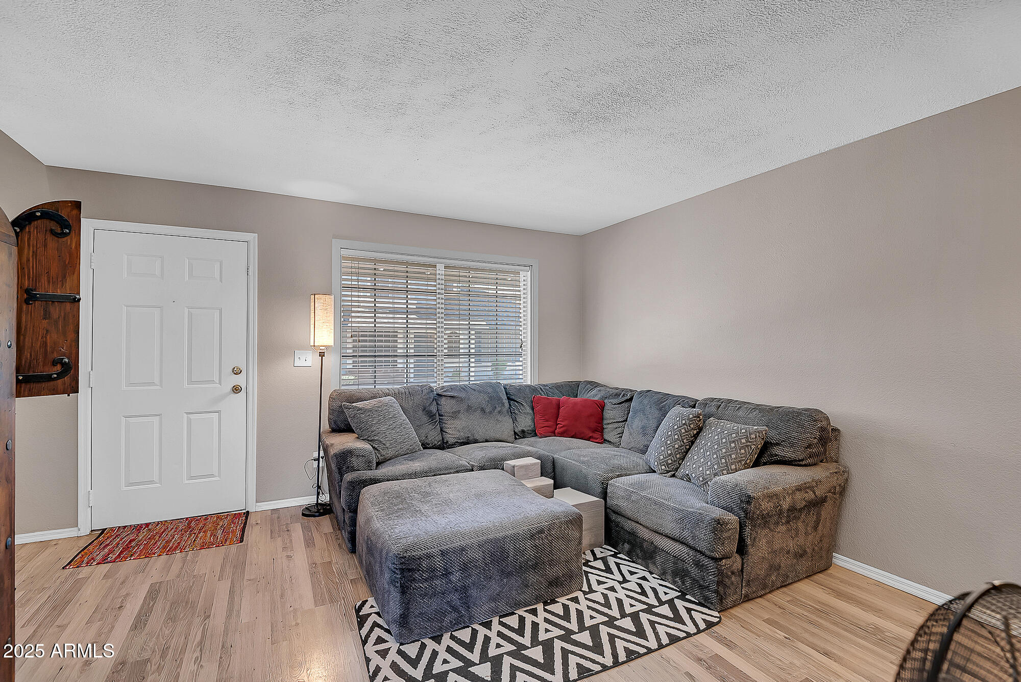 10100 North 89th Avenue, Unit 66 Peoria, AZ 85345 - Photo 4 of 32 Living Room
