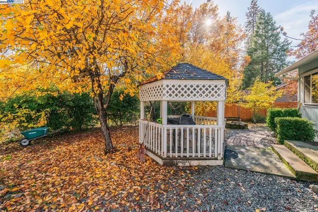 a view of a house with backyard
