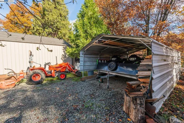 a view of a house with backyard and porch