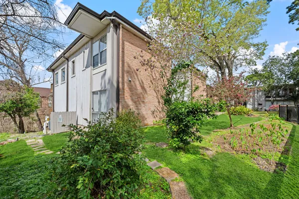 $1,325 | 8211 Katy Freeway, Unit 44, Houston, TX 77024
