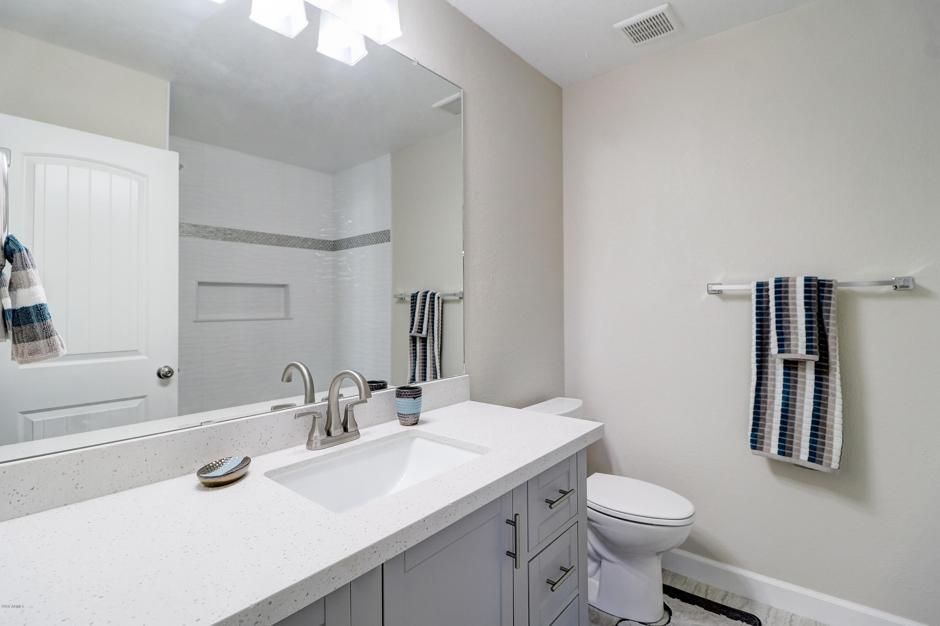 350 East Deepdale Road Phoenix, AZ 85022 - Photo 30 of 39 hall bath