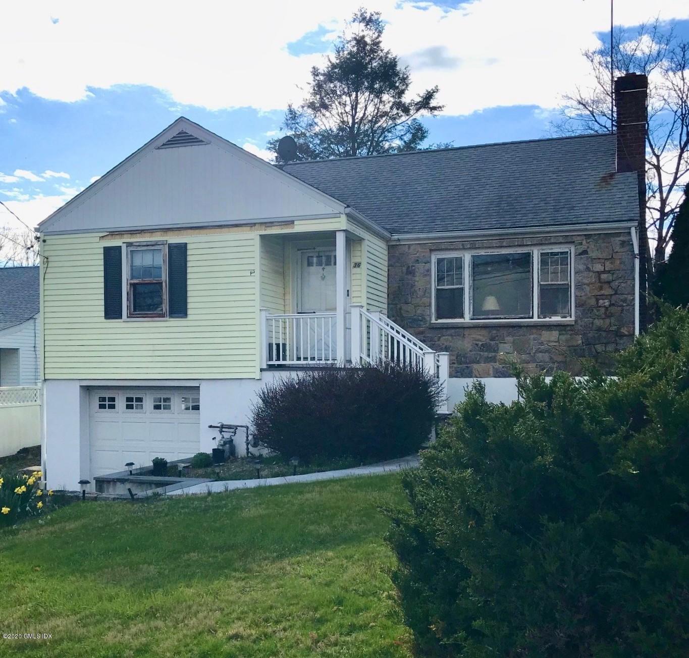 a view of front a house with a yard