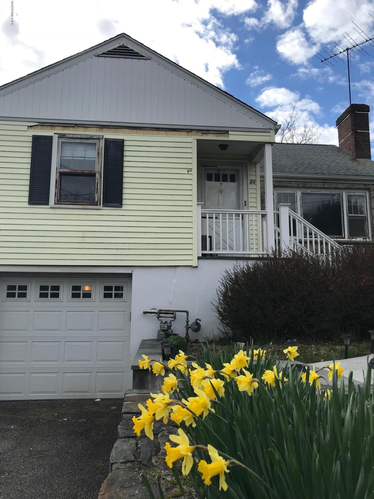 36 Sheep Hill Road Riverside, CT 06878 - Photo 15 of 16 a backyard of a house with lots of green space