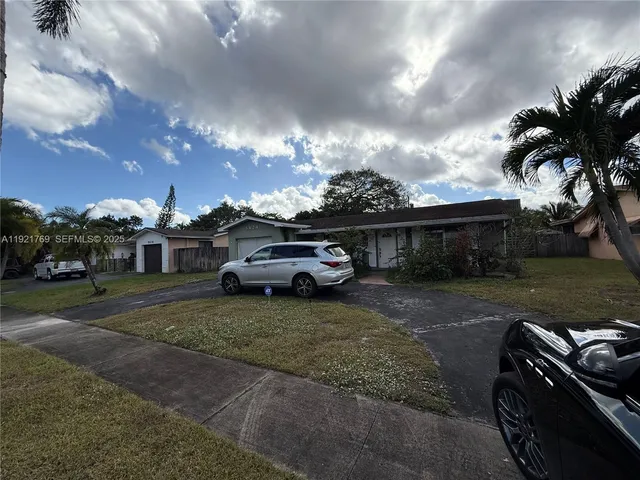 a view of a yard in front of a house