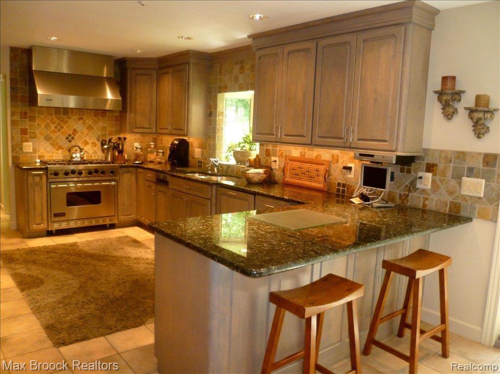 639 Birch Tree Court Rochester, MI 48306 - Photo 21 of 25 kitchen2