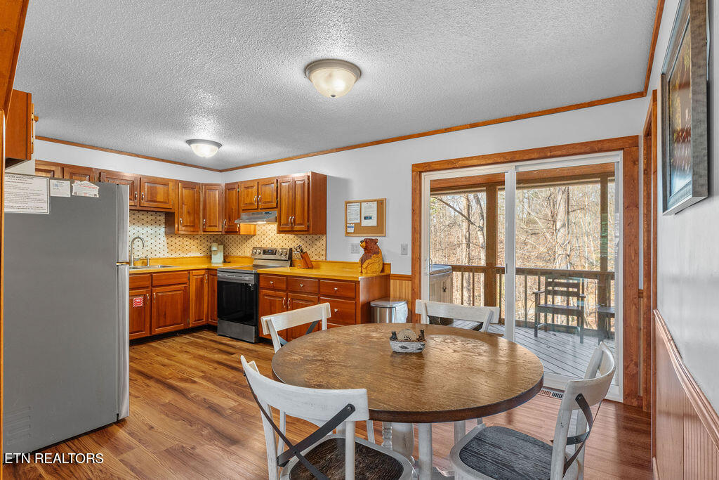 2106 Hickory Manor Road Sevierville, TN 37862 - Photo 11 of 32 Kitchen & Dining