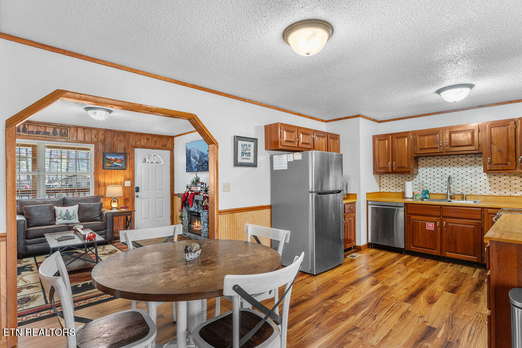 2106 Hickory Manor Road Sevierville, TN 37862 - Photo 12 of 32 Kitchen & Dining