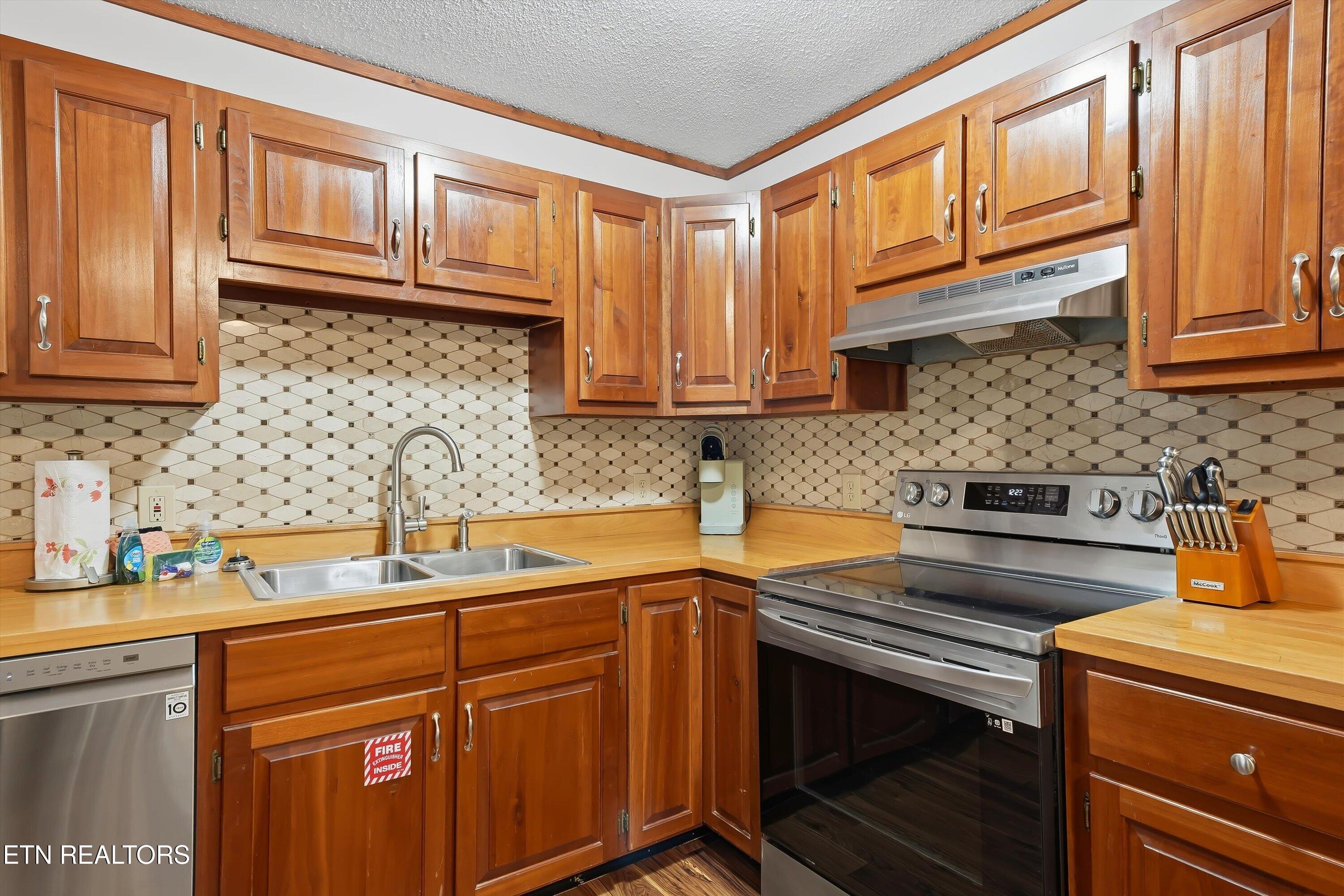 2106 Hickory Manor Road Sevierville, TN 37862 - Photo 16 of 40 Kitchen & Dining
