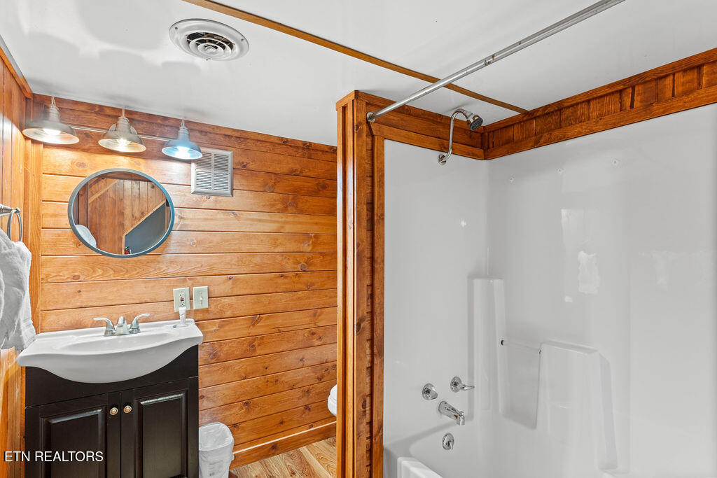 2106 Hickory Manor Road Sevierville, TN 37862 - Photo 27 of 32 Bathroom 2