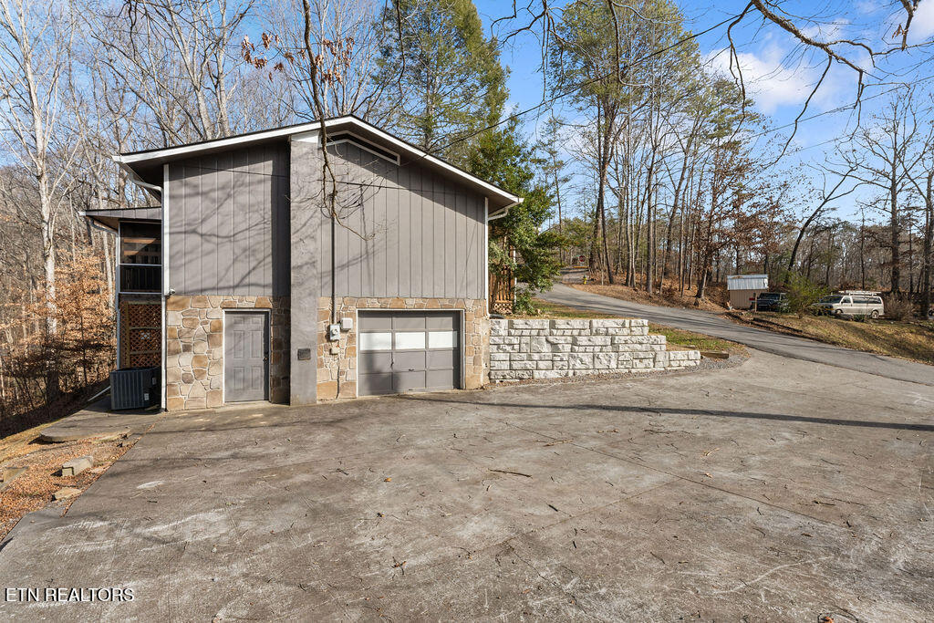 2106 Hickory Manor Road Sevierville, TN 37862 - Photo 28 of 32 Garage & Parking