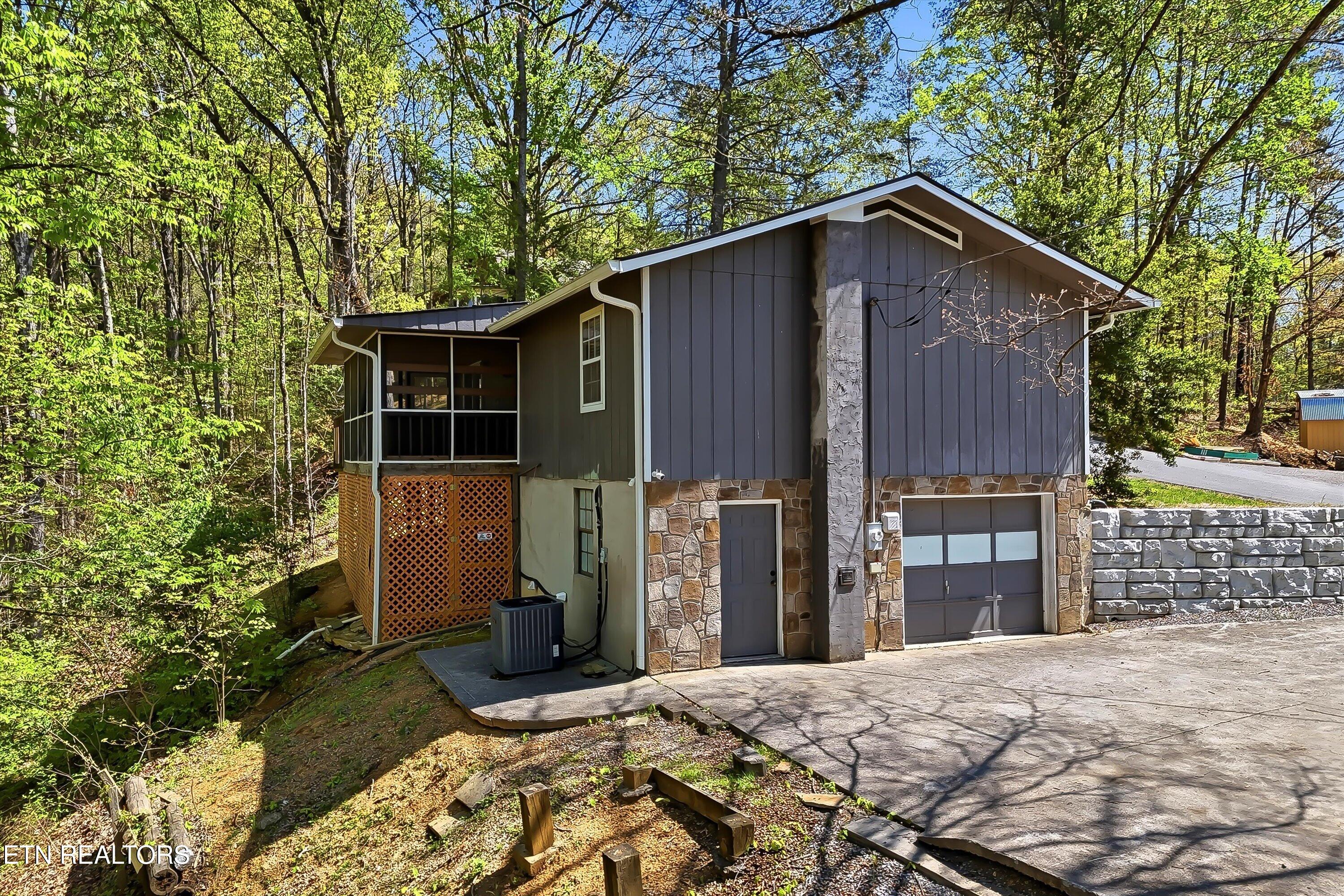 2106 Hickory Manor Road Sevierville, TN 37862 - Photo 34 of 40 Garage & Parking