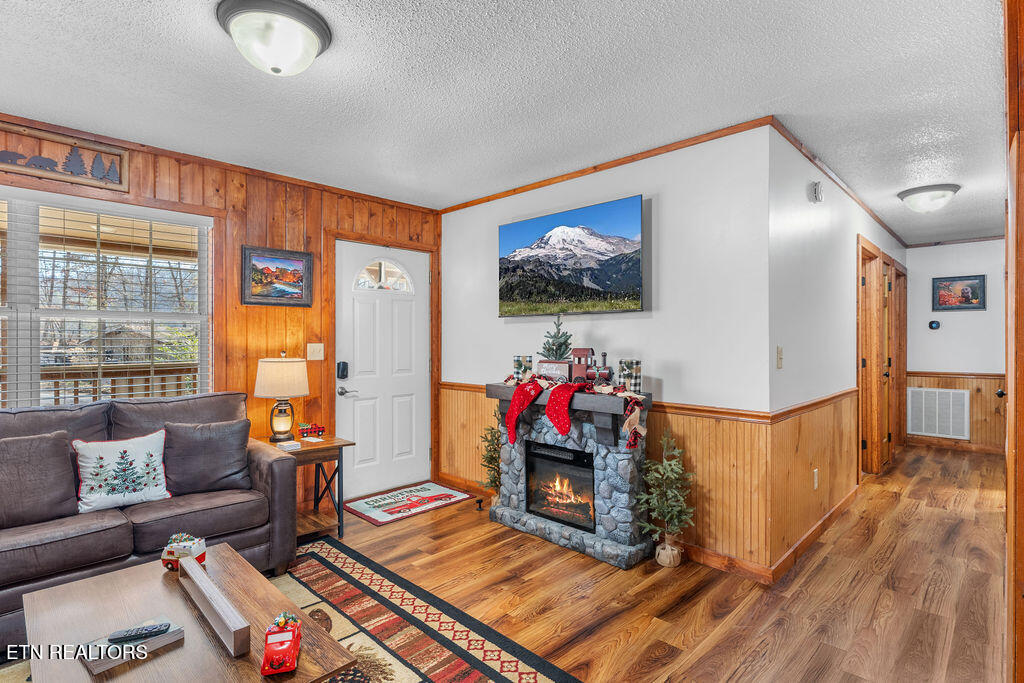 2106 Hickory Manor Road Sevierville, TN 37862 - Photo 9 of 32 Living Area